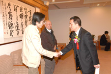 中國經(jīng)濟網(wǎng)副總編秦海波在研討會中與中國質(zhì)量檢驗協(xié)會副理事長兼秘書長柯振權(quán)親切握手并交談