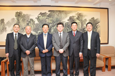 中國質(zhì)量檢驗協(xié)會常務(wù)理事張明(右二)、陳平(左一)、劉輝(右一)與山東大學(xué)溫德成教授(右三)、北京工業(yè)大學(xué)韓福榮教授(左三)、投訴處理領(lǐng)域著名學(xué)者朱立恩教授(左二)在研討會中合影留念