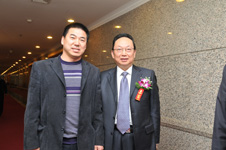 消費維權(quán)專家、中消協(xié)原副秘書長武高漢與研討會企業(yè)代表在研討會中合影留念