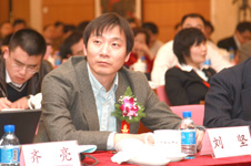 中國傳媒大學(xué)劉堅教授在會場認(rèn)真聽取其他專家的精彩演講