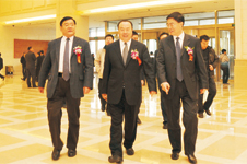 2010年11月17日,中國質(zhì)量檢驗協(xié)會全國會員代表大會暨第三屆理事會第一次會議在北京召開,全國政協(xié)副主席白立忱(中)在國家質(zhì)檢總局副局長劉平均(左)、總工程師張綱(右)陪同下步入會場