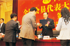 全國政協(xié)副主席白立忱(右)為中國質(zhì)量檢驗協(xié)會第三屆理事會理事代表趙劍波(左)頒發(fā)證書