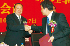 全國政協(xié)副主席白立忱(左)向中國質(zhì)量檢驗協(xié)會第三屆理事會副理事長兼秘書長柯振權(quán)(右)頒發(fā)“協(xié)會副理事長”證書