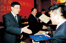 國家質(zhì)檢總局總工程師張綱(左)為中國質(zhì)量檢驗協(xié)會第三屆理事會理事代表王成村頒發(fā)證書