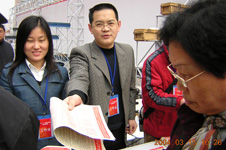 中國質(zhì)量檢驗協(xié)會企業(yè)工作部陳平主任在2004年“3.15”咨詢活動現(xiàn)場發(fā)放宣傳資料