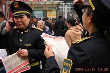 煙草專賣工作人員索取中國質(zhì)量檢驗協(xié)會工作人員散發(fā)的2004年“3.15”國際消費者權(quán)益日宣傳資料