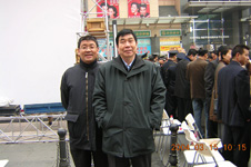 時任中國質(zhì)量檢驗協(xié)會秘書長張軍和工作人員張炯在2004年“3.15”咨詢活動現(xiàn)場合影留念