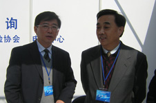 時任國家質(zhì)檢總局副局長葛志榮和時任質(zhì)量司司長孫波在2005年“3.15”咨詢活動現(xiàn)場掠影
