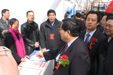 時任國家質(zhì)檢總局黨組書記李傳卿在2006年“3.15”咨詢活動現(xiàn)場親切接見中國質(zhì)量檢驗協(xié)會工作人員