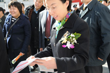 北京市人民政府副市長程紅(右一)在2008年“3.15”咨詢活動現(xiàn)場仔細(xì)閱讀中國質(zhì)量檢驗協(xié)會編印的《2008年“3.15”國際消費者權(quán)益日宣傳資料(消費指南)》并致以高度評價