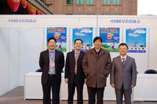 中國質(zhì)量檢驗協(xié)會秘書長企業(yè)工作部主任陳平(左二)、主任助理王劍(右一),會員工作部副主任劉輝(左一)在2008年“3.15”國際消費者權(quán)益日咨詢活動現(xiàn)場咨詢活動展臺布置完畢后合影留念