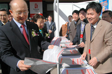 時任國家質(zhì)檢總局副局長支樹平(左一)、北京市人民政府副市長程紅(左二)在2008年“3.15”國際消費者權(quán)益日咨詢現(xiàn)場參觀指導(dǎo)中國質(zhì)量檢驗協(xié)會展區(qū)掠影