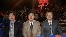 中國質(zhì)量檢驗協(xié)會會員工作部主任楊曉東(中)和副主任劉輝(左)、企業(yè)工作部副主任王劍(右)等10名工作人員應(yīng)邀出席中央電視臺2008年“3.15晚會”