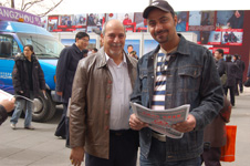 外國消費者在2009年“3.15”咨詢活動現(xiàn)場接受中國質(zhì)量檢驗協(xié)會贈閱的《宣傳手冊》并留影