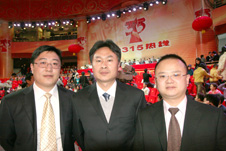 中國質(zhì)量檢驗協(xié)會會員工作部主任楊曉東(中)和副主任劉輝(左)、企業(yè)工作部副主任王劍(右)等13名工作人員應(yīng)邀出席中央電視臺2009年“3.15晚會”