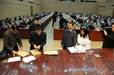 “全國質(zhì)量知識競賽”復(fù)賽考試結(jié)束后,國家質(zhì)檢總局監(jiān)察局室主任楊學(xué)偉(左一)、國家質(zhì)檢總局質(zhì)量管理司質(zhì)量管理處處長殷榮伍(右二)、中國質(zhì)量檢驗協(xié)會秘書長助理張明(左二)對復(fù)賽答題卡進行現(xiàn)場封存