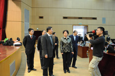 “全國質(zhì)量知識競賽”活動得到國家質(zhì)檢總局高度重視,時任國家質(zhì)檢總局局長王勇(左三)、時任國家質(zhì)檢總局副局長支樹平(右二)、黨組成員兼紀(jì)檢組長王煒(左二)前往復(fù)賽現(xiàn)場進行巡視和慰問。中國質(zhì)量檢驗協(xié)會秘書長助理張明(左一)陪同