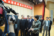 中國質(zhì)量檢驗協(xié)會秘書長助理張明(左三)陪同時任國家質(zhì)檢總局局長王勇等領(lǐng)導(dǎo)巡視考場掠影