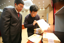 中國質(zhì)量檢驗協(xié)會秘書長助理張明(左一)、企業(yè)工作部副主任趙劍波(左二)在復(fù)賽考場現(xiàn)場啟封試卷