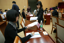 中國質(zhì)量檢驗協(xié)會監(jiān)考工作人員在復(fù)賽考場發(fā)放試卷