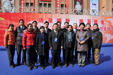 中國質(zhì)量檢驗協(xié)會秘書長助理張明(二排右四)、綜合部主任李曉光(二排右一)、企業(yè)工作部主任陳平(二排右二)、會員工作部主任楊曉東(二排左四)、防偽中心主任王成村(一排右一)、會員工作部副主任王劍(一排右三)和工作人員王秀果、張東紅、張勇、劉軍、賈麗、吳艷在2010年“3.15”咨詢活動現(xiàn)場合影留念