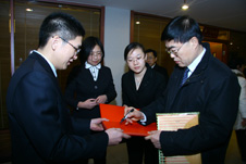 國家質(zhì)檢總局總工程師張綱(右一)為“全國質(zhì)量知識競賽”決賽活動簽名留念