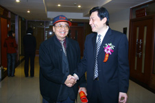 時任國家質(zhì)檢總局黨組成員、中國國家認(rèn)證認(rèn)可監(jiān)督管理委員會主任孫大偉(右一)親切接見時任中國質(zhì)量檢驗協(xié)會會長李保國(左一)