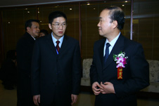 國家質(zhì)檢總局黨組成員兼紀(jì)檢組長王煒(右一)在決賽錄播活動現(xiàn)場聽取中國質(zhì)量檢驗協(xié)會秘書長助理張明(左一)關(guān)于“全國質(zhì)量知識競賽”決賽節(jié)目錄播籌備情況的匯報