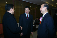 中國質(zhì)量檢驗協(xié)會秘書長助理張明(左二)在活動現(xiàn)場與重慶市人民政府副秘書長張明樹(右一)、重慶市質(zhì)量技術(shù)監(jiān)督局局長張宗清(左一)親切交流