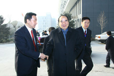 時任國家質(zhì)檢總局局長王勇(左一)、中國質(zhì)量檢驗協(xié)會秘書長助理張明(左三)陪同全國政協(xié)副主席阿不來提·阿不都熱西提(左二)來到“全國質(zhì)量知識競賽”決賽活動錄制現(xiàn)場