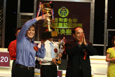 由中國質(zhì)量檢驗協(xié)會負(fù)責(zé)組隊參賽的消費者代表隊一路過關(guān)斬將,在決賽中以總分825分的優(yōu)異成績勇奪冠軍。圖為全國政協(xié)副主席阿不來提·阿不都熱西提(右一)為消費者代表隊頒發(fā)“全國質(zhì)量知識競賽”總決賽一等獎獎杯