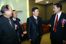 時任國家質(zhì)檢總局局長王勇在貴賓室親切接見“全國質(zhì)量知識競賽”活動優(yōu)秀組織單位的兩位企業(yè)代表廣東名臣有限公司陳勤發(fā)總經(jīng)理和重慶紅九九食品有限公司總經(jīng)理黃萬明