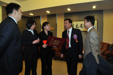 時任國家質(zhì)檢總局局長王勇(右二)為“全國質(zhì)量知識競賽”決賽活動簽名留念