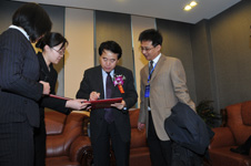 中華全國總工會書記處書記、紀(jì)檢組長王瑞生(右二)為“全國質(zhì)量知識競賽”決賽活動簽名留念