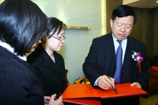 國家質(zhì)檢總局副局長魏傳忠(右一)為“全國質(zhì)量知識競賽”決賽活動簽名留念