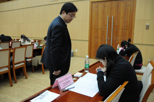 中國質(zhì)量檢驗協(xié)會會員工作部副主任劉輝在“全國質(zhì)量知識競賽”復(fù)賽現(xiàn)場監(jiān)考