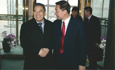 時任國家質(zhì)檢總局局長王勇在人民大會堂東門口親自迎接全國政協(xié)副主席李金華