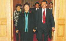 時任國家質(zhì)檢總局局長王勇親自迎接十屆全國人大常委會副委員長顧秀蓮進入人民大會堂貴賓室