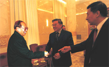 時任國家質(zhì)檢總局局長王勇向全國政協(xié)副主席李金華介紹時任中國質(zhì)量檢驗協(xié)會會長李保國