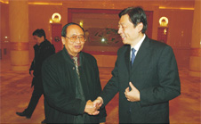 時任國家質(zhì)檢總局黨組成員、中國國家認(rèn)證認(rèn)可監(jiān)督管理委員會主任孫大偉與時任中國質(zhì)量檢驗協(xié)會會長李保國親切握手