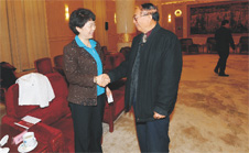 國家質(zhì)檢總局黨組成員張沁榮與時任中國質(zhì)量檢驗協(xié)會會長李保國親切握手