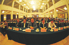 與會代表認(rèn)真聽取領(lǐng)導(dǎo)們的講話