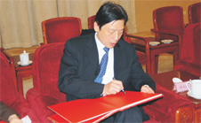 時任國家質(zhì)檢總局黨組成員、中國國家認(rèn)證認(rèn)可監(jiān)督管理委員會主任孫大偉現(xiàn)場題名