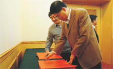 國家質(zhì)檢總局總工程師張綱現(xiàn)場題名留念