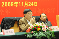 國家質(zhì)檢總局總工程師張綱主持下午在國誼賓館召開的論壇