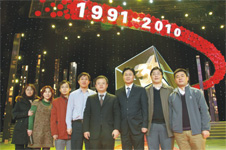 中國質(zhì)量檢驗協(xié)會會員工作部主任楊曉東(右三)、防偽中心主任王成村(右一)、會員工作部副主任劉輝(右二)、會員工作部副主任王劍(右四)及工作人員應(yīng)邀參加中國中央電視臺2010年“3.15晚會”