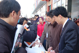 中國質(zhì)量檢驗協(xié)會秘書長助理張明(右二)、會員工作部主任楊曉東(右一)在2010年“3.15”咨詢活動現(xiàn)場向消費者發(fā)放由中國質(zhì)量檢驗協(xié)會編輯的《3.15宣傳手冊》