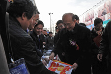 時任國家質檢總局副局長支樹平在2010年“3.15”咨詢活動現場閱示由協會編輯發放的《3.15宣傳手冊》